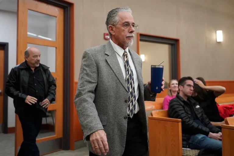 Terry Sanderson, denunciante de la actriz Gwyneth Paltrow, ingresa a la sala del tribunal en Park City, Utah (EE.UU.), este 29 de marzo de 2023. EFE/EPA/Rick Bowmer/Pool