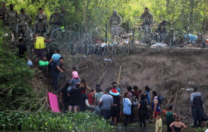 Migrantes cruzan el río Bravo para intentar ingresar a Estados Unidos. Foto de EFE/Abrahan Pineda-Jacome Migrantes cruzan el río Bravo para intentar ingresar a Estados Unidos. Foto de EFE/Abrahan Pineda-Jacome