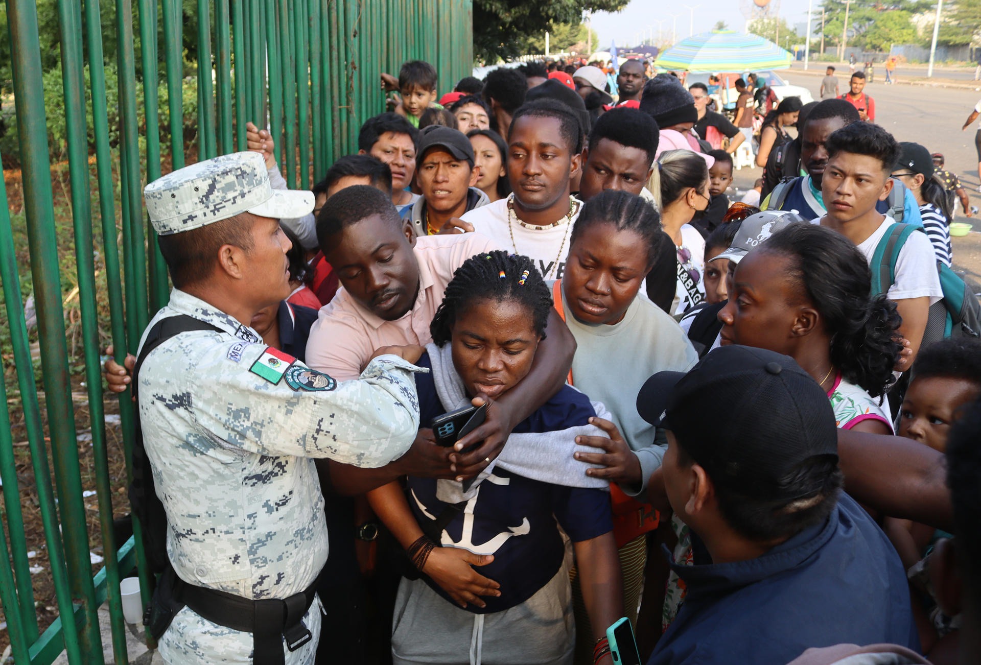 Migrantes hacen fila para conseguir documentación para transitar por México, en Tapachula, Chiapas. Foto de EFE/Juan Manuel Blanco