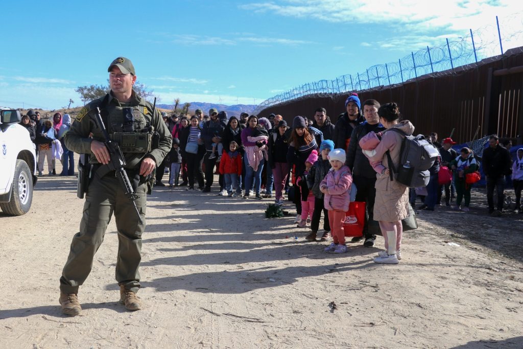Fotografía de archivo que muestra a un agente de la Patrulla Fronteriza mientras vigila a un grupo de migrantes en el puesto fronterizo de Jacumba, al este de San Diego, California. Foto de EFE/ Manuel Ocaño.